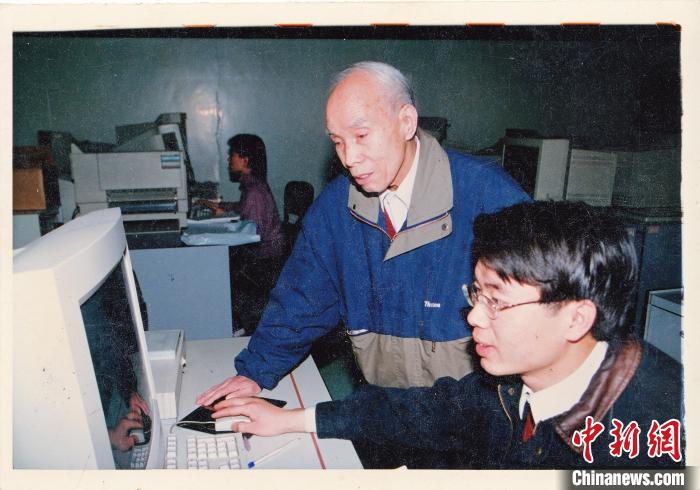 Academician Chen Jingxiong's work photo.